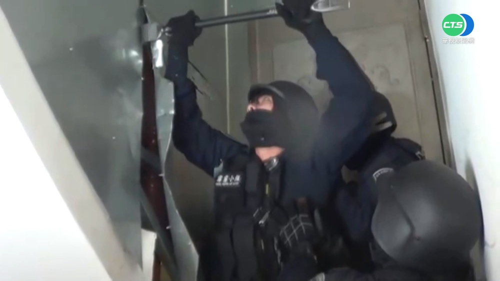 跨海詐騙1320萬 警攻堅機房逮17人