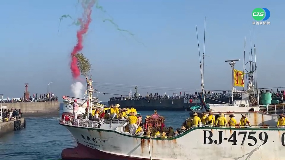 小琉球迎王祭熱鬧登場! 東港碼頭湧人潮