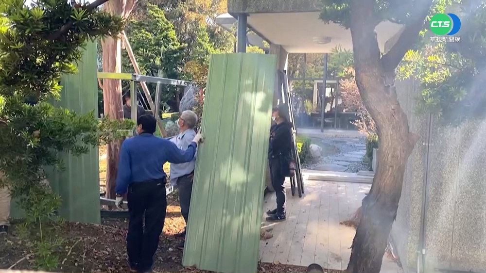 要拆了? 顏家違規招待所搭圍籬.帆布