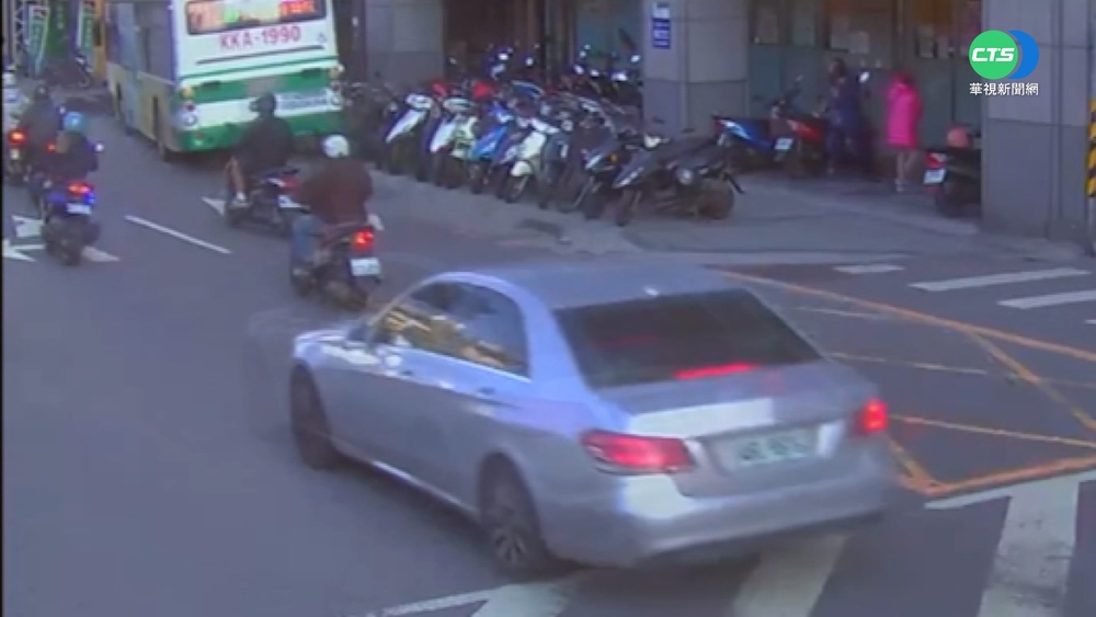 公車司機疑恍神 連撞19機車衝騎樓