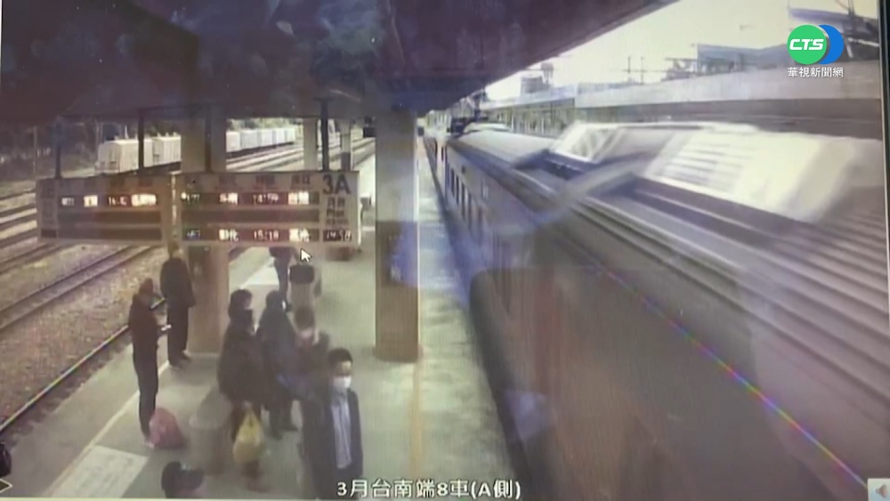 搞烏龍! 列車進站門沒開 乘客來不及下車