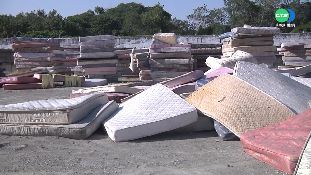 人力吃緊! 雲林廢床墊堆積如山民眾心驚