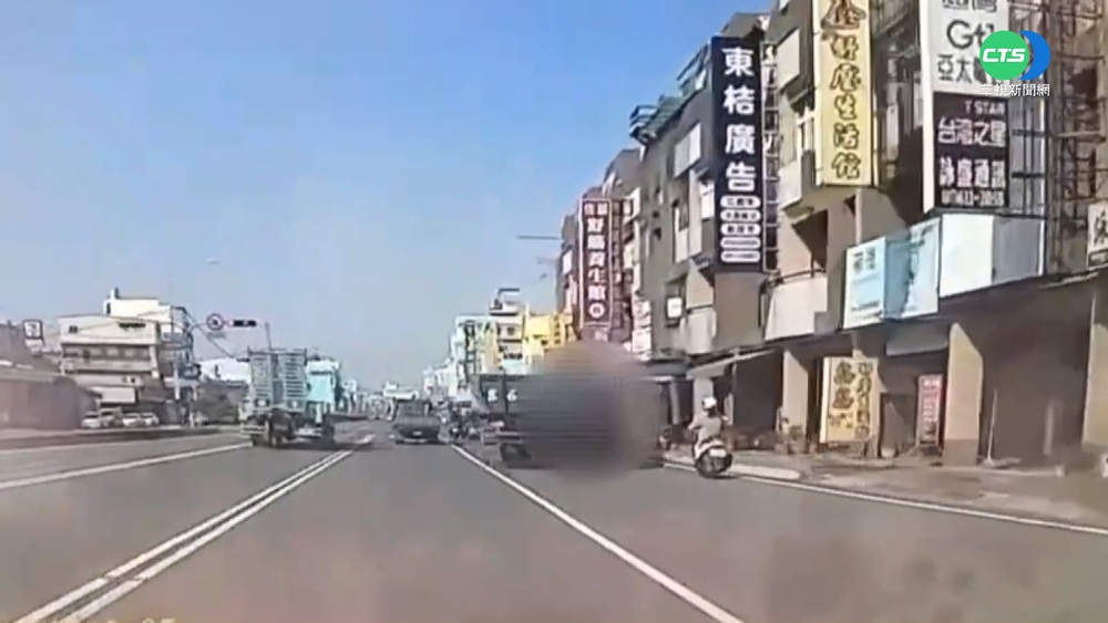 貨車疑煞車失靈 避開前車自撞民宅