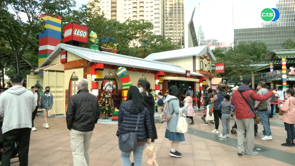 新北耶誕城迎首週末 人潮湧入搶拍照