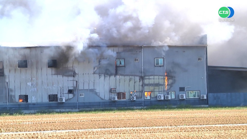 彰化工廠大火 濃煙遮鐵道火車鳴笛示警