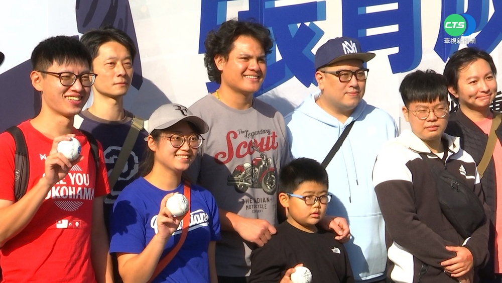 重機伴美人 張育成帥氣當"一日店長"