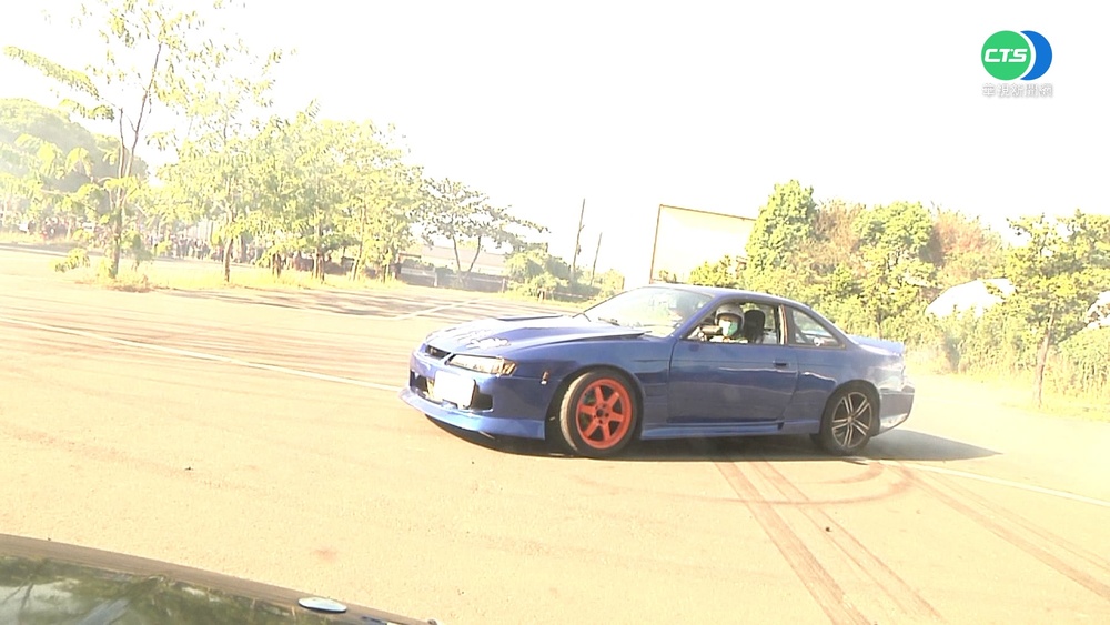 斗六封路賽車 失控衝人群6傷!孕婦掛彩