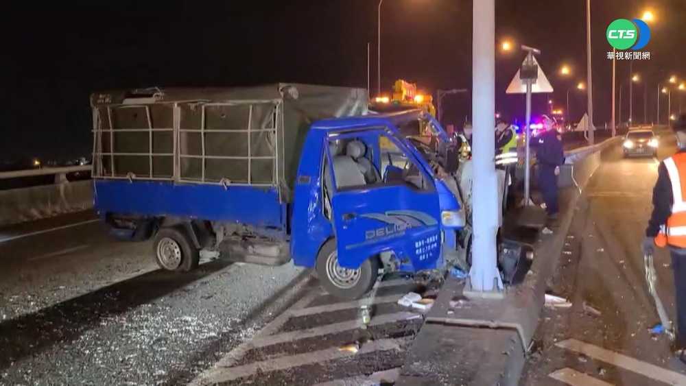 女駕駛迴轉自撞分隔島 轎車翻覆躺路中