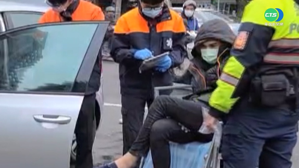 扯!毒男停路旁睡死 被叫醒直衝分隔島