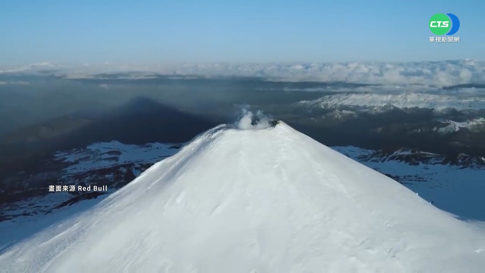 寫歷史! 智利前飛官高空躍下闖火山口