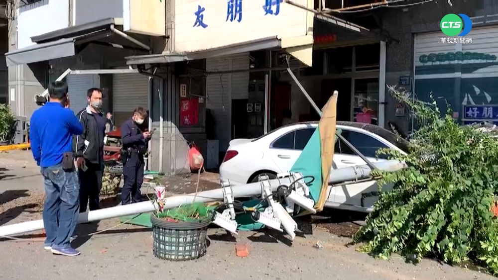 男疲勞駕駛撞檳榔攤 波及5輛汽機車