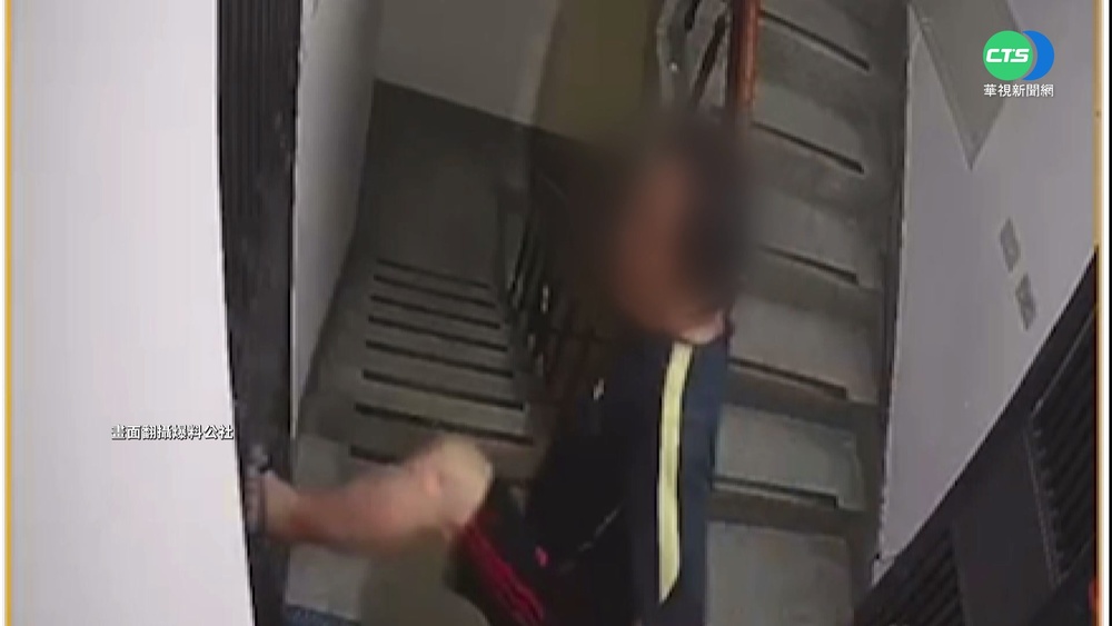 不滿樓上鄰居吵 男持棍棒踹門飆罵