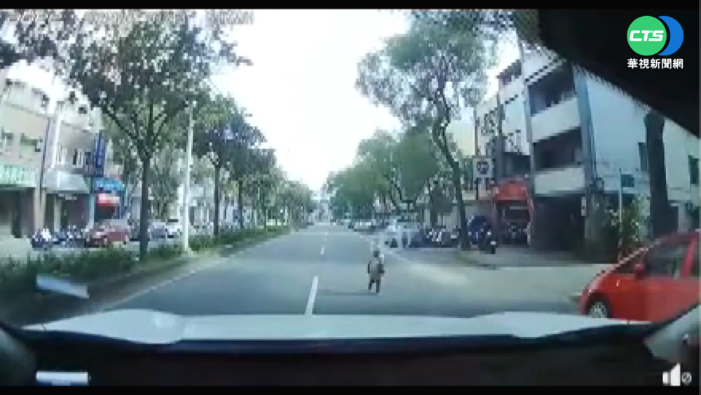 驚險! 童突衝出馬路 駕駛急煞險撞上