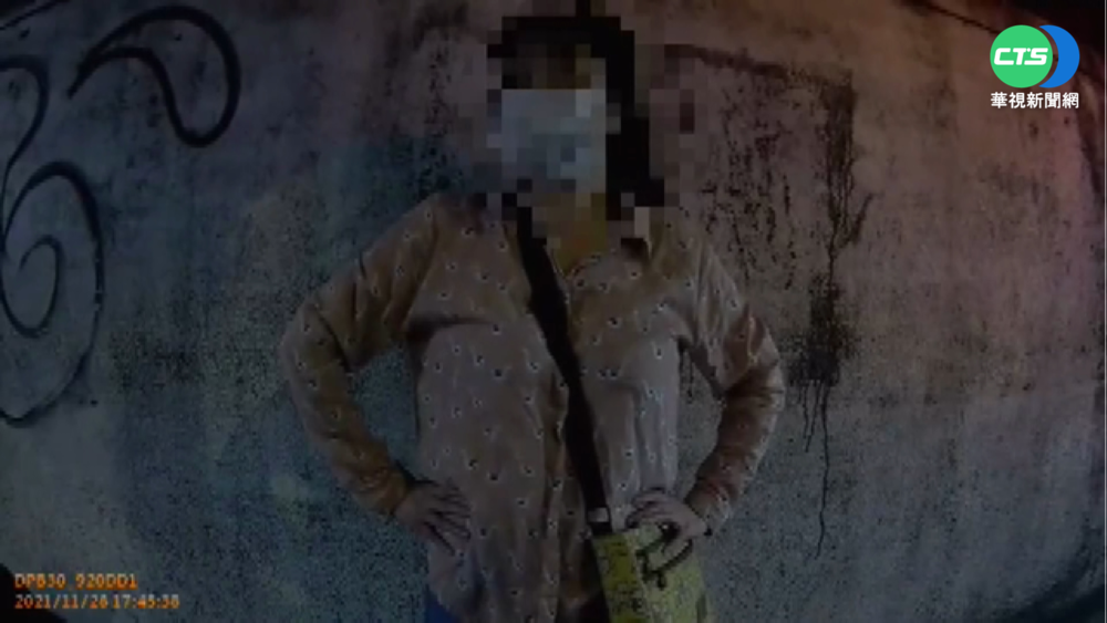 闖燈遭攔狂罵警 女落跑上公車被壓制