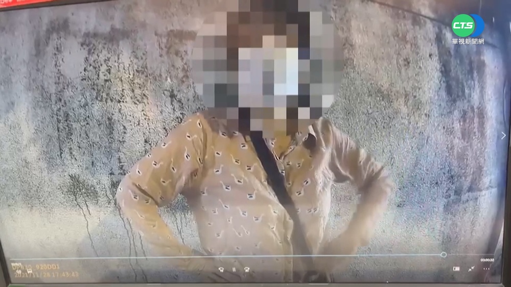 女闖紅燈還嗆聲 警當場壓制逮捕