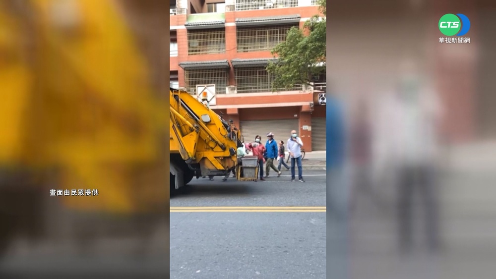 高雄街頭籃球賽?! 男邊追車邊丟垃圾