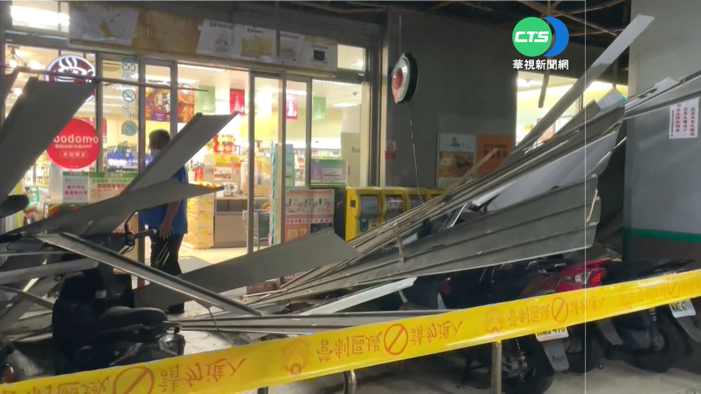 高雄超商天花板掉落 逾十台機車遭砸