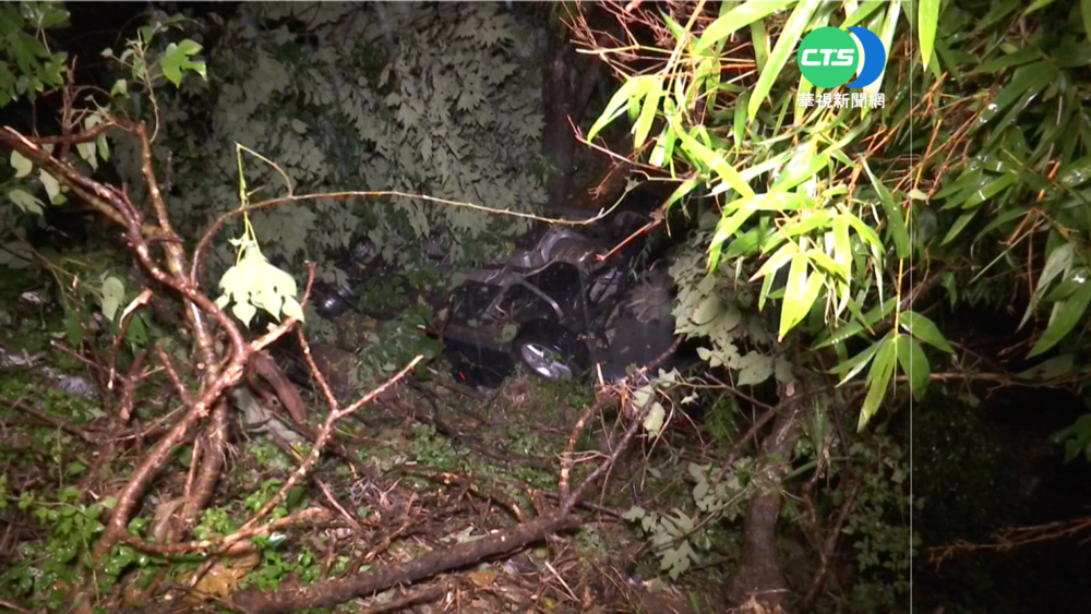 女酒駕撞車逃500米 墜3米深山溝遭逮