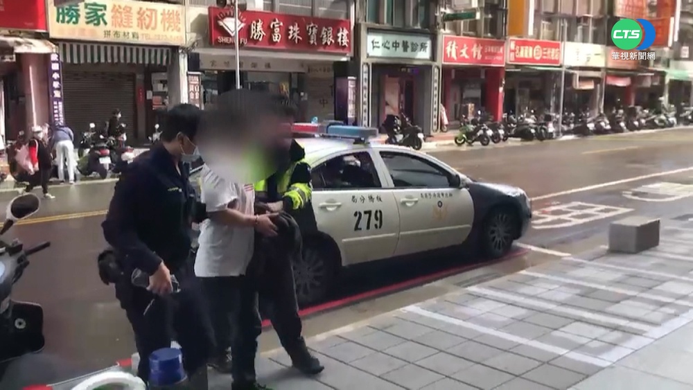 被車禍吵醒 男亮槍狠嗆"你車怎麼開的"