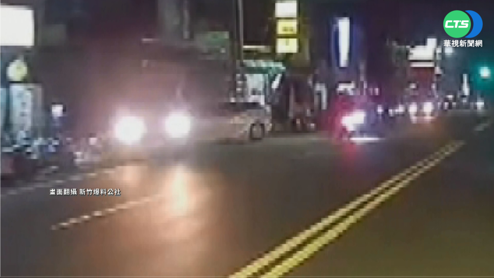 機車未打燈突左轉 直行騎士猛撞滾地