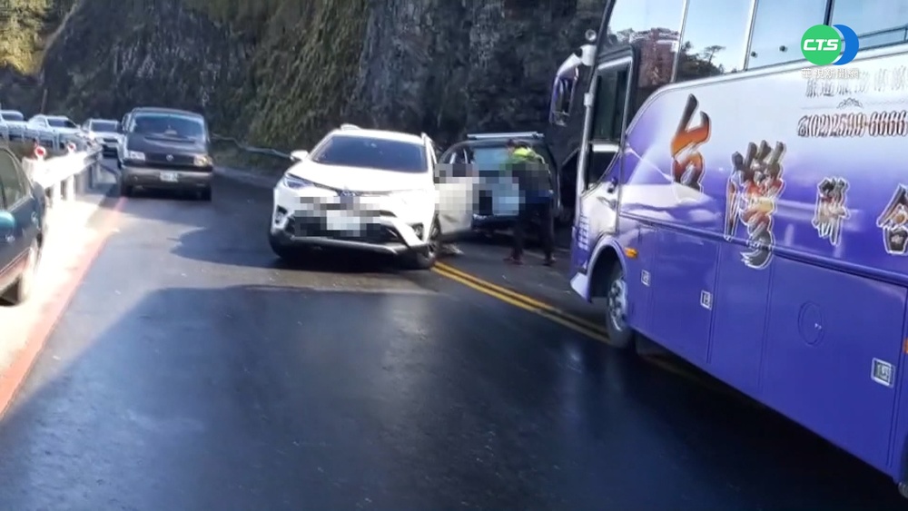 合歡山"水晶宮路段"結冰 車打滑碰撞