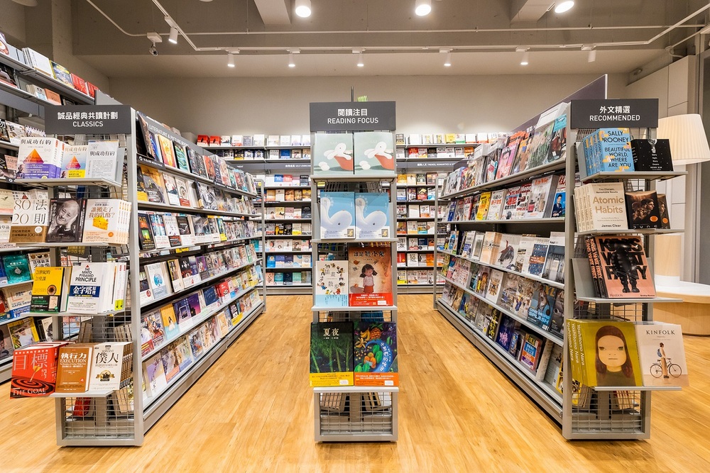 紙本書閱讀無可取代！誠品公布年度報告 20至24歲購書率最高