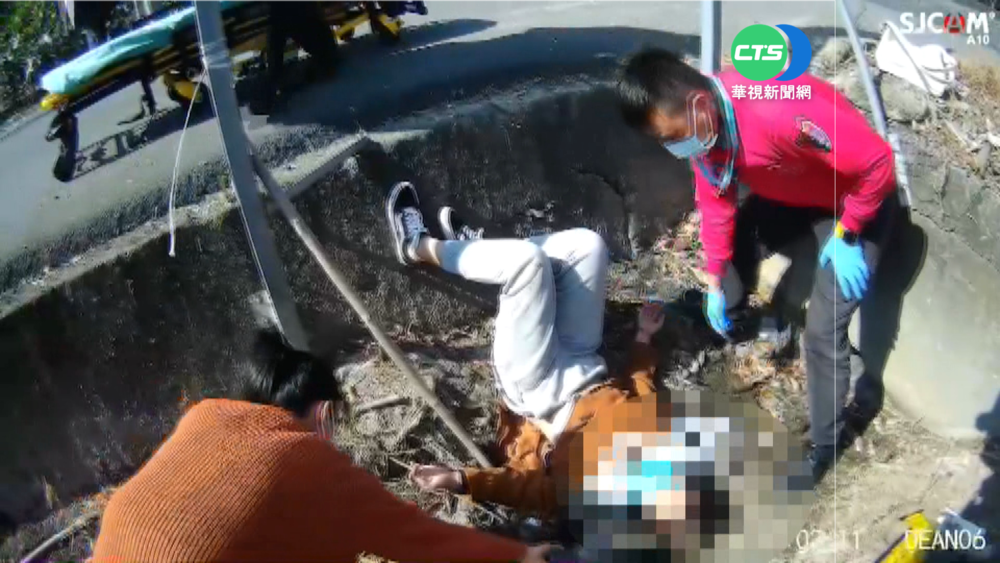 轎車突然右轉! 女騎士反應不及摔田中