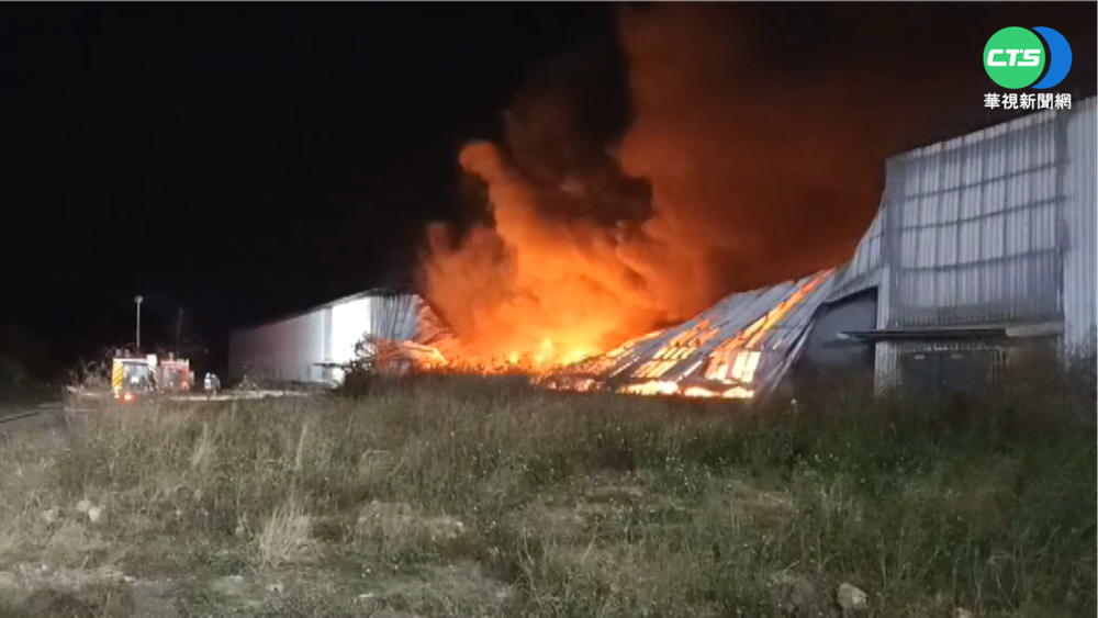 苗栗塑膠廠暗夜大火 警消漏夜搶救中