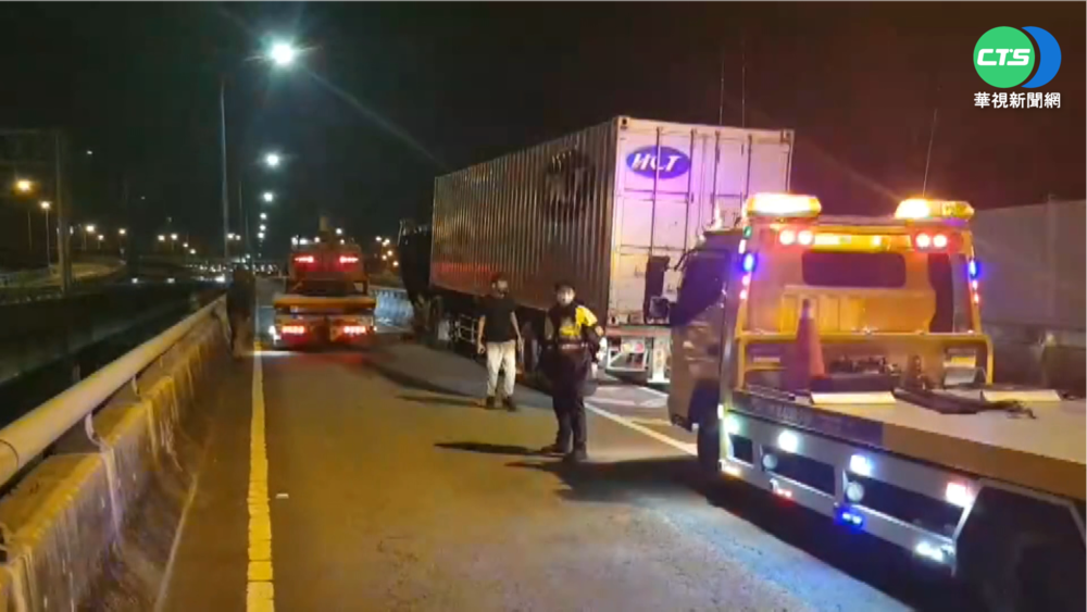 駕駛恍神自撞 碰! 車頭翻轉插進匝道護欄