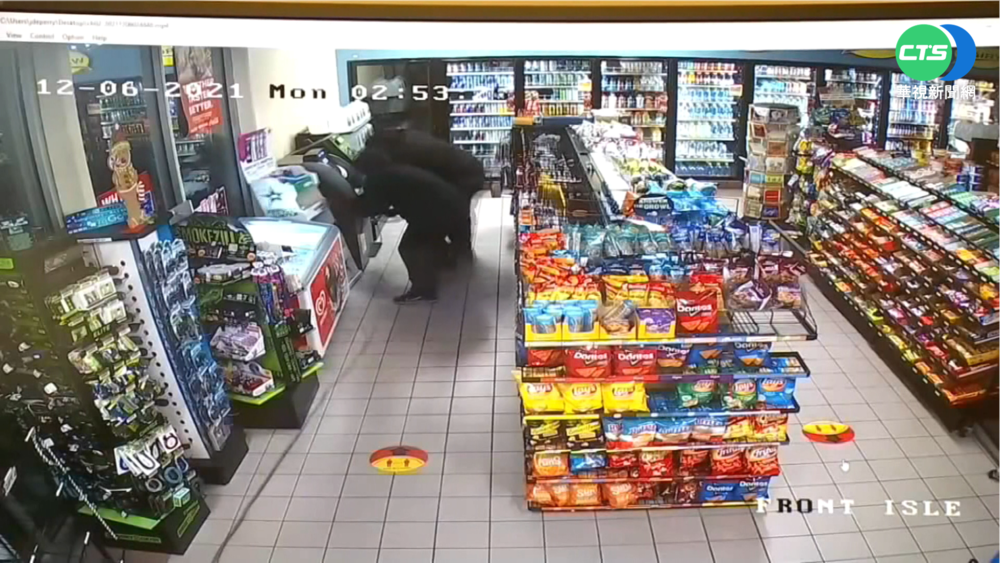 四賊開贓車 闖店強行"扯"走提款機