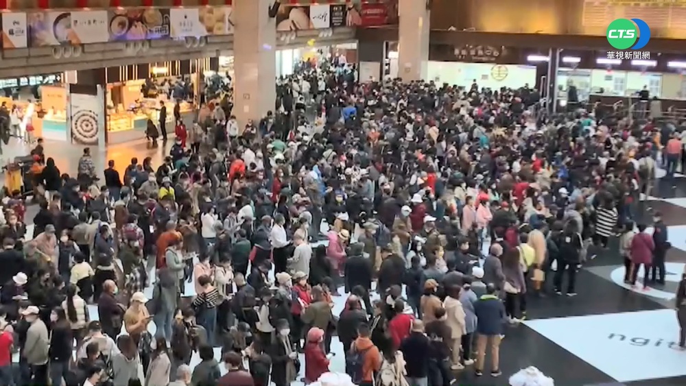 北車湧「打疫苗」排隊人潮 毒理教授批：巨嬰社會