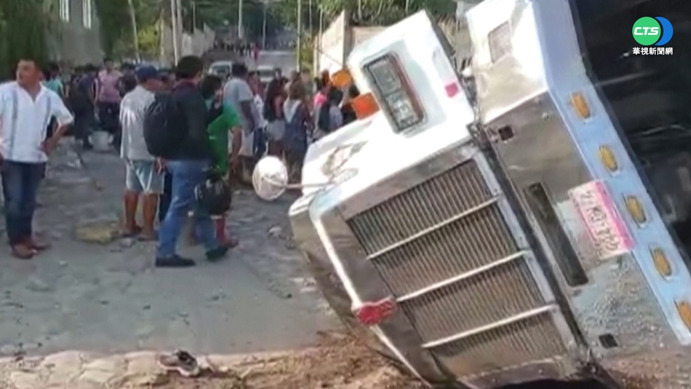 墨國貨櫃車滿載又超速 過彎翻覆至少53死