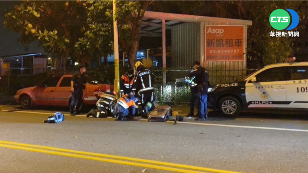 疑轉彎車速過快 騎士自撞電桿送醫不治