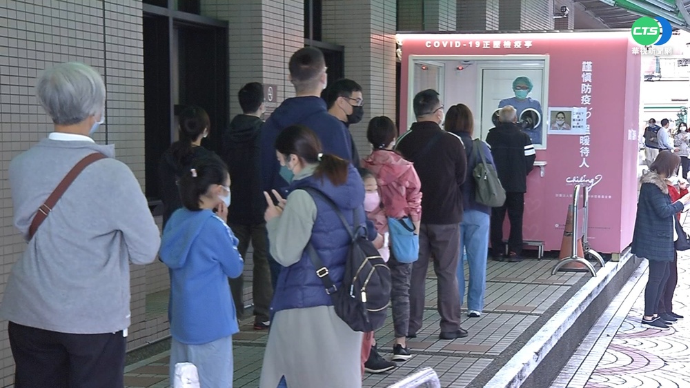 汐止國泰醫院增篩檢時段 湧排隊人潮
