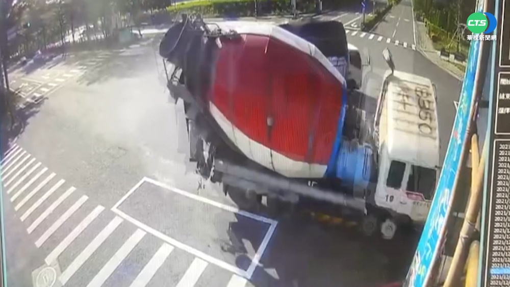 急閃違規迴轉貨車 混凝土車撞電桿翻
