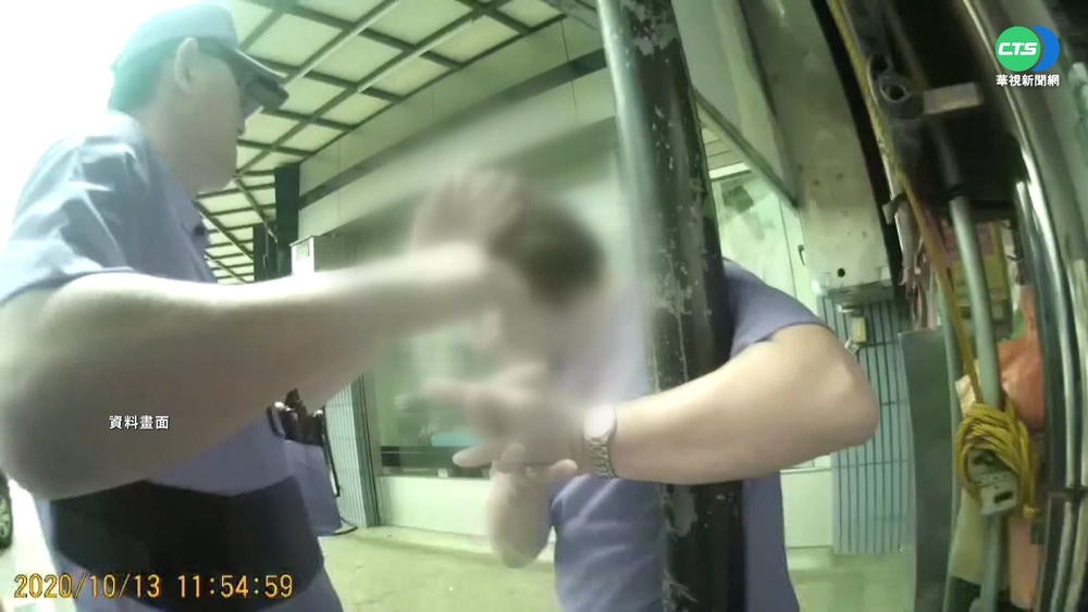 男罵警"拗蠻"遭上銬.噴辣椒水 提告不起訴