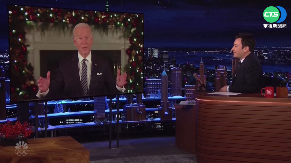 拜登現身深夜脫口秀 宣導疫苗自嘲民調低