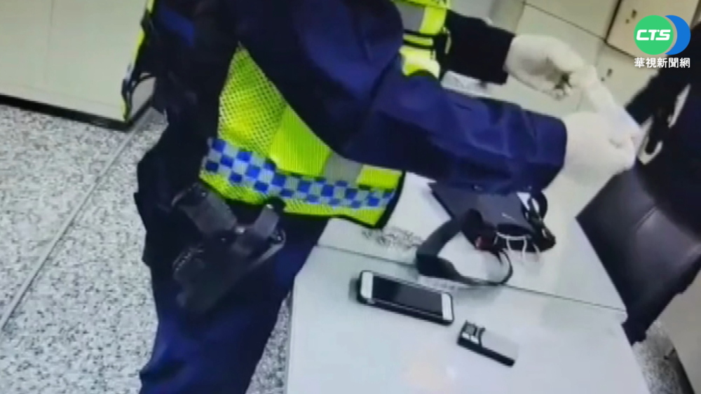 心虛! 嫌違規見警加速逃 搜出毒品刀械