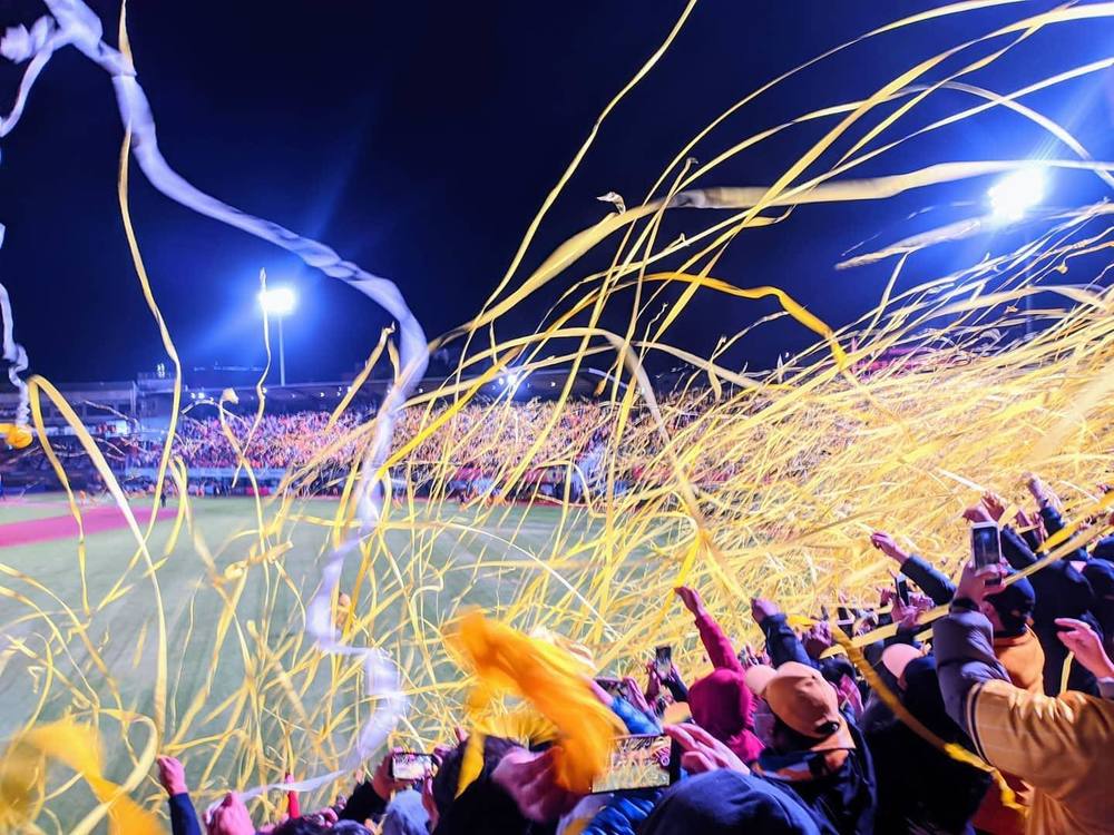 中信兄弟封王遊行 湧10萬球迷追著跑