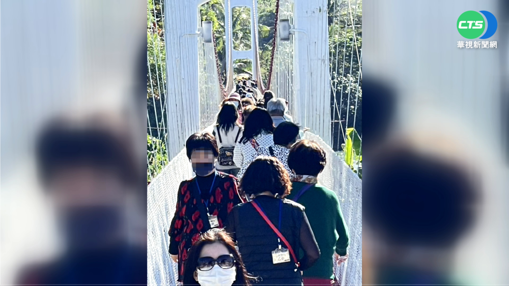 上限40擠進百人! 屏港口吊橋超載2倍