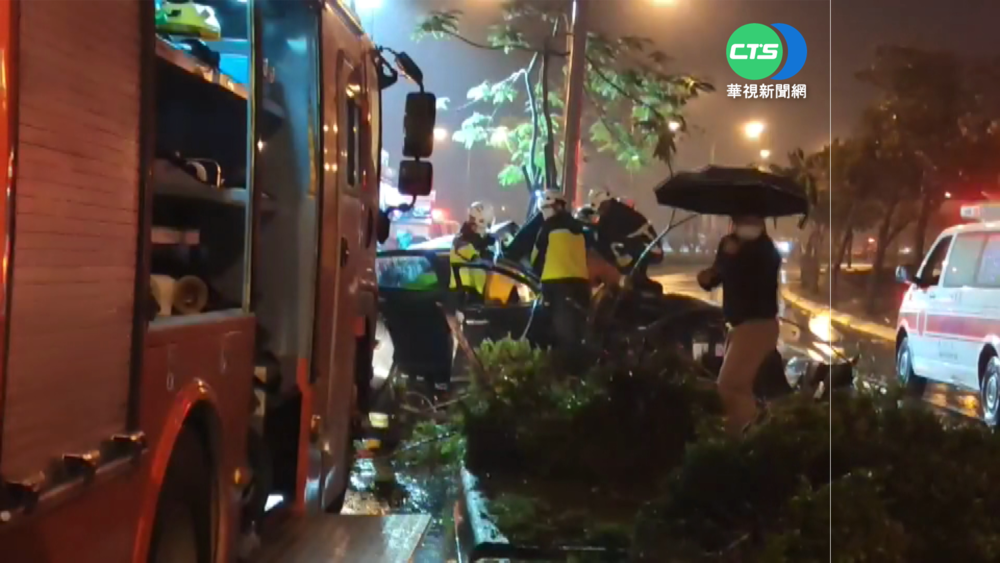 轎車撞分隔島再撞電桿 駕駛骨折