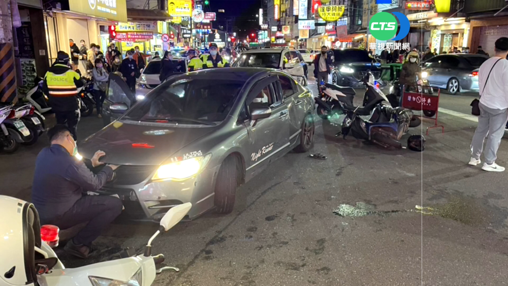 轎車拒檢衝撞警 波及2機車1騎士傷