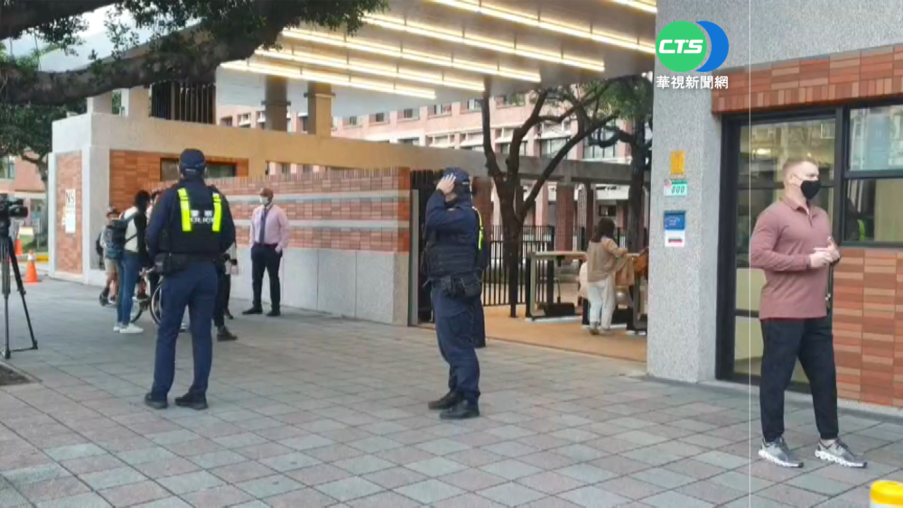 美國學校遭恐嚇 北市警攜槍站崗