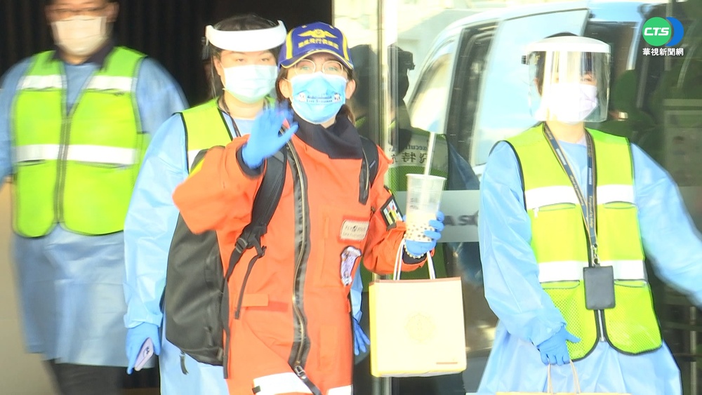 挑戰獨駕環遊世界 比利時少女抵松機