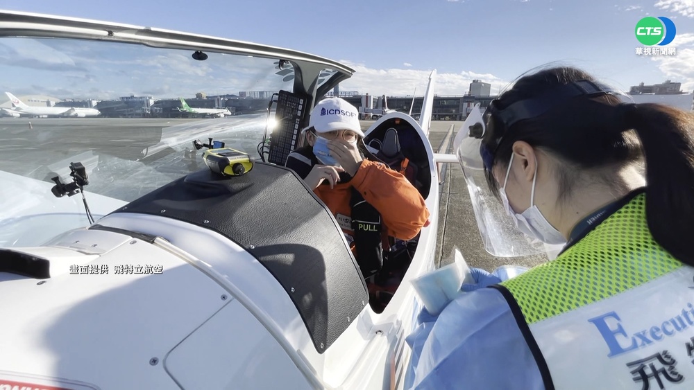 挑戰獨駕環遊世界 比利時少女抵松機