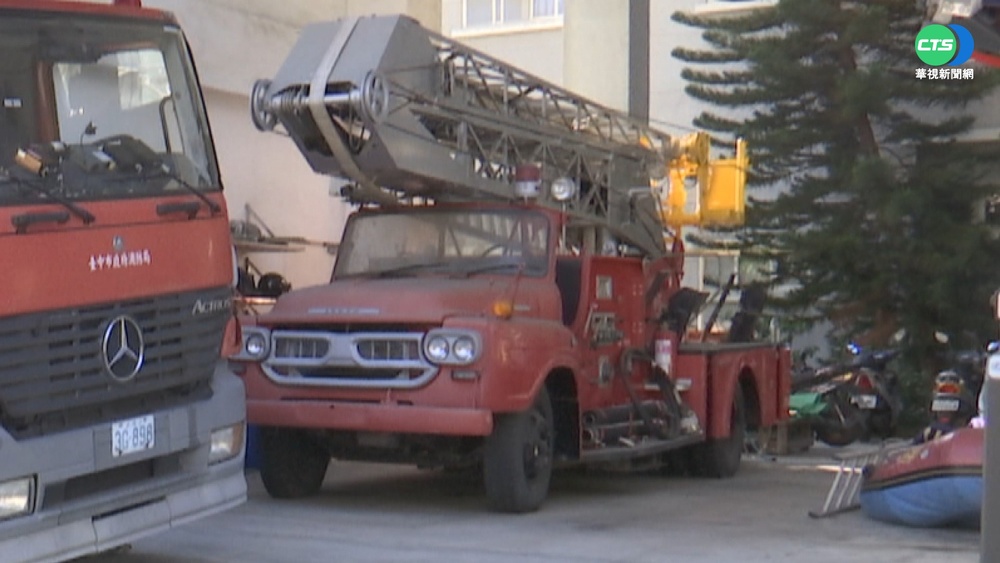 老中青雲梯車"同堂" 復古敞篷雲梯車吸睛