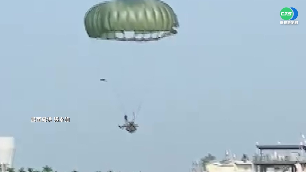 傘兵遭傘繩纏繞背著地 軍方:未受傷