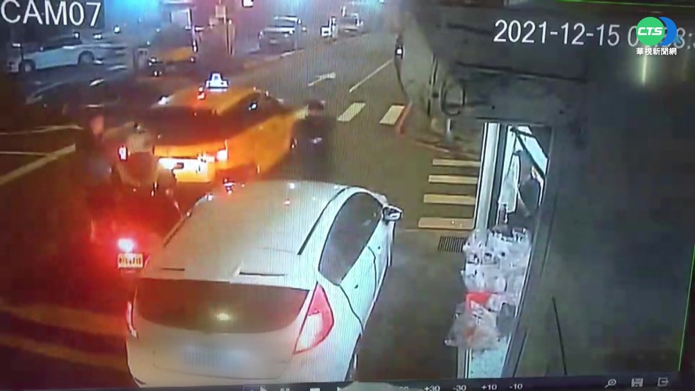 拒攔查闖紅燈還蛇行 擦撞小黃遭壓制