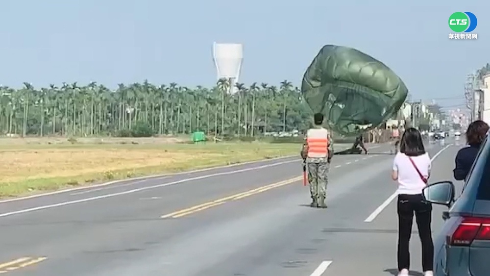 傘繩纏繞驚險落地 星光部隊"意外"曝光