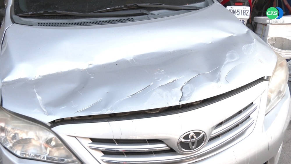 天降"10公尺長雨遮" 砸2車幸無人傷